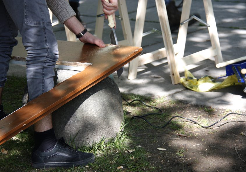 Altholz wird zersägt