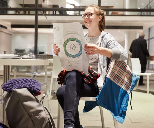 Mädchen mit einer Hans Sauer Preis Broschüre