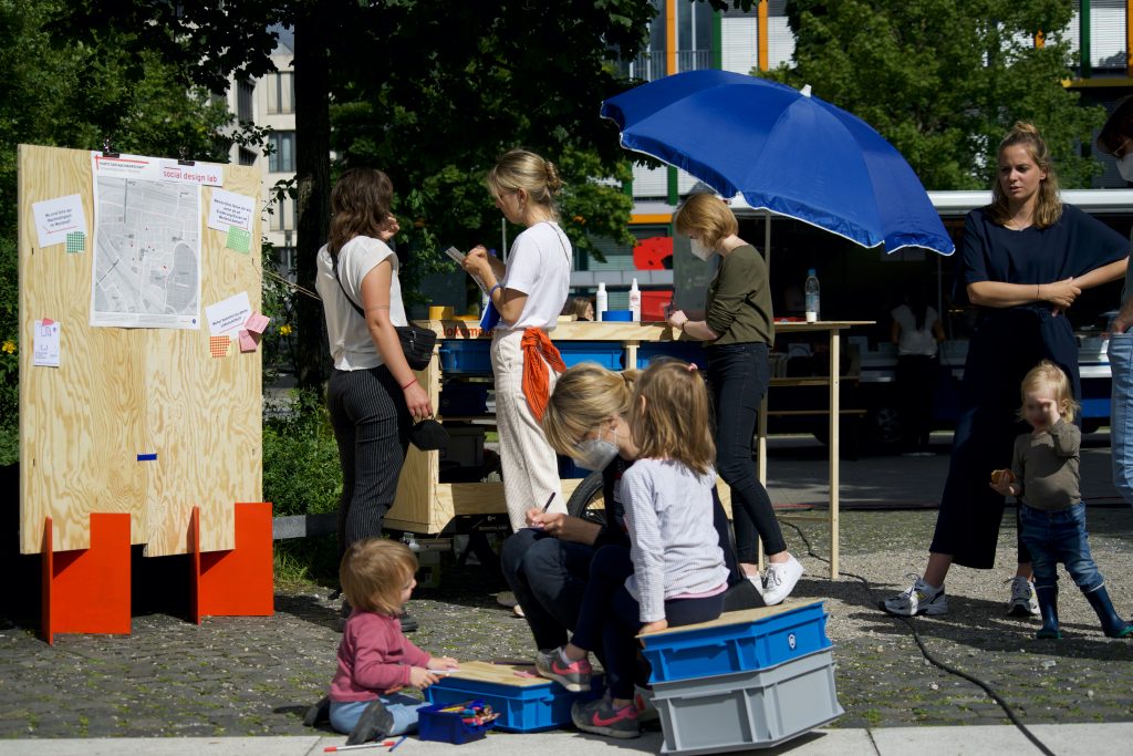 Das Projekt Circular Westend geht der Fragestellung nach, wie es gelingen kann, in einer Großstadt wie München dem Kreislaufdenken und -handeln in Politik, Verwaltung, Wirtschaft und Zivilgesellschaft zu maßgeblicher Bedeutung zu verhelfen. Dabei werden folgende Fragen konkret erforscht: Wie und welche Kreisläufe im Bereich der Ernährung und der Nahrungsmittelversorgung können geschlossen werden? Welche Rolle spielt dabei das soziale Miteinander in einer Gesellschaft?