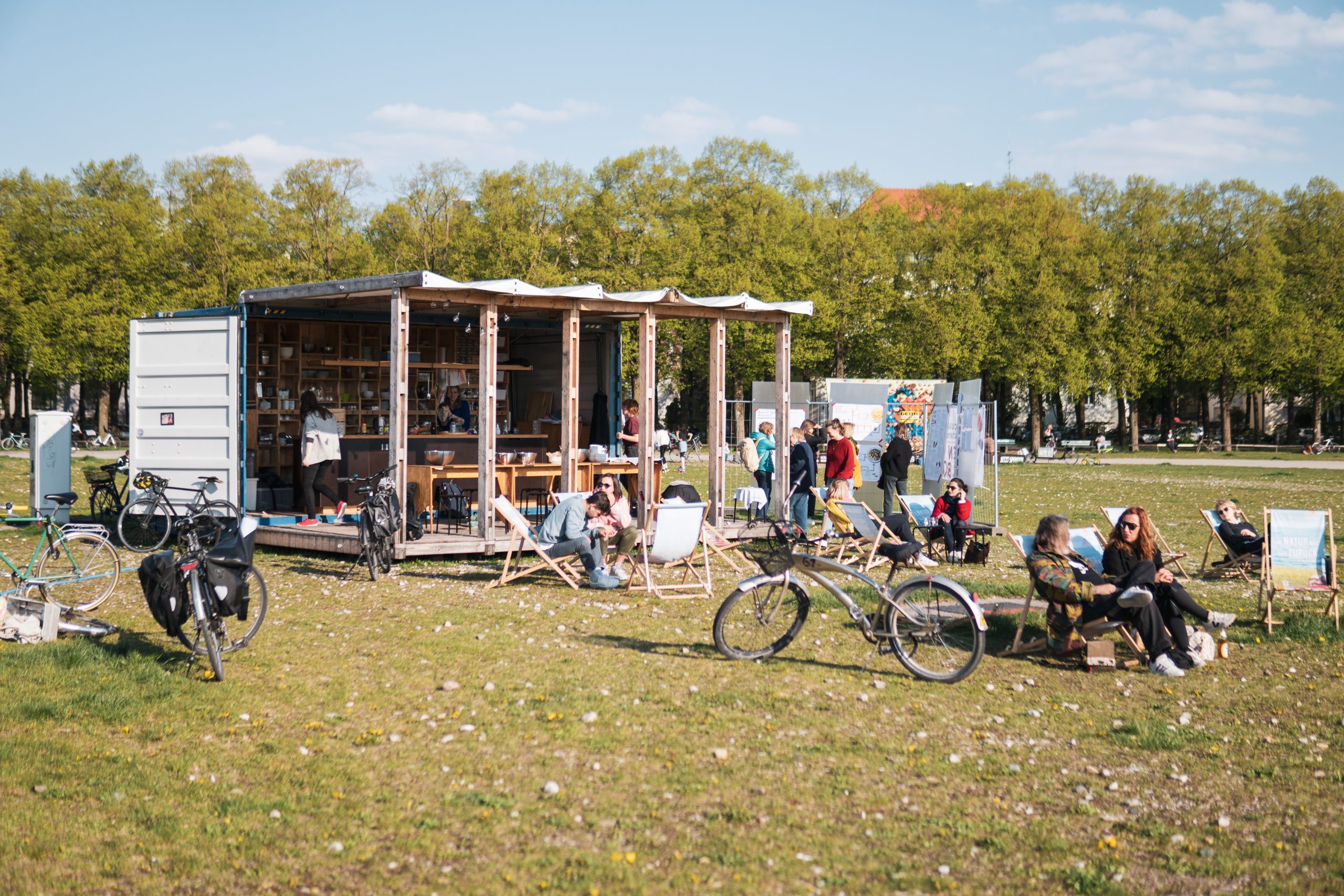 Container Circular Westend Menschen und Fahrräder am Küchencontainer