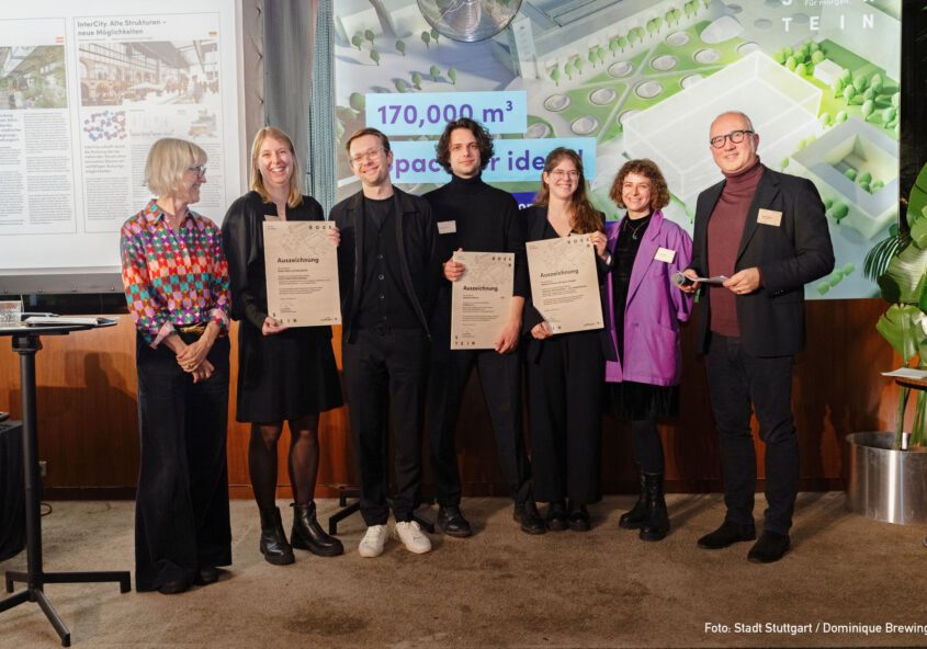 Die Gewinner*innen des Stuttgart Rosenstein-Wettbewerbs „Raum für Ideen“ auf der Bühne bei der Preisverleihung in Stuttgart