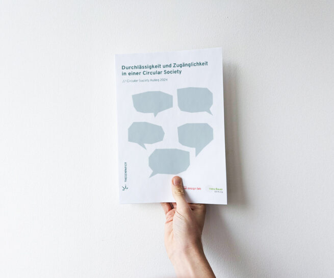 Ein Foto, auf dem eine Hand zu sehen ist, die das Thesenpapier „Durchlässigkeit und Zugänglichkeit in einer Circular Society“ vor einem weißen Hintergrund hält.