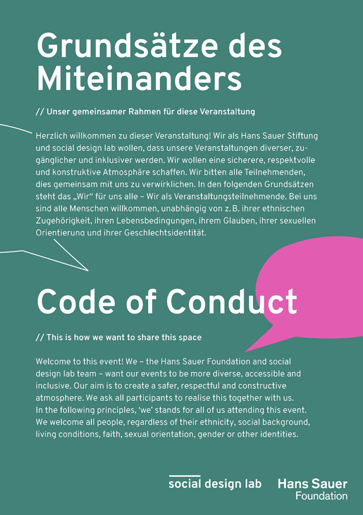 Cover der Handreichung „Code of Conduct – Grundsätze des Miteinanders“ mit weißer Schrift auf dunkelgrünem Hintergrund. Die Illustration einer pinken Sprechblase ist am rechten Rand auf mittlerer Höhe platziert. Rechts unten sind die Logos der Hans Sauer Stiftung und des social design lab gesetzt.