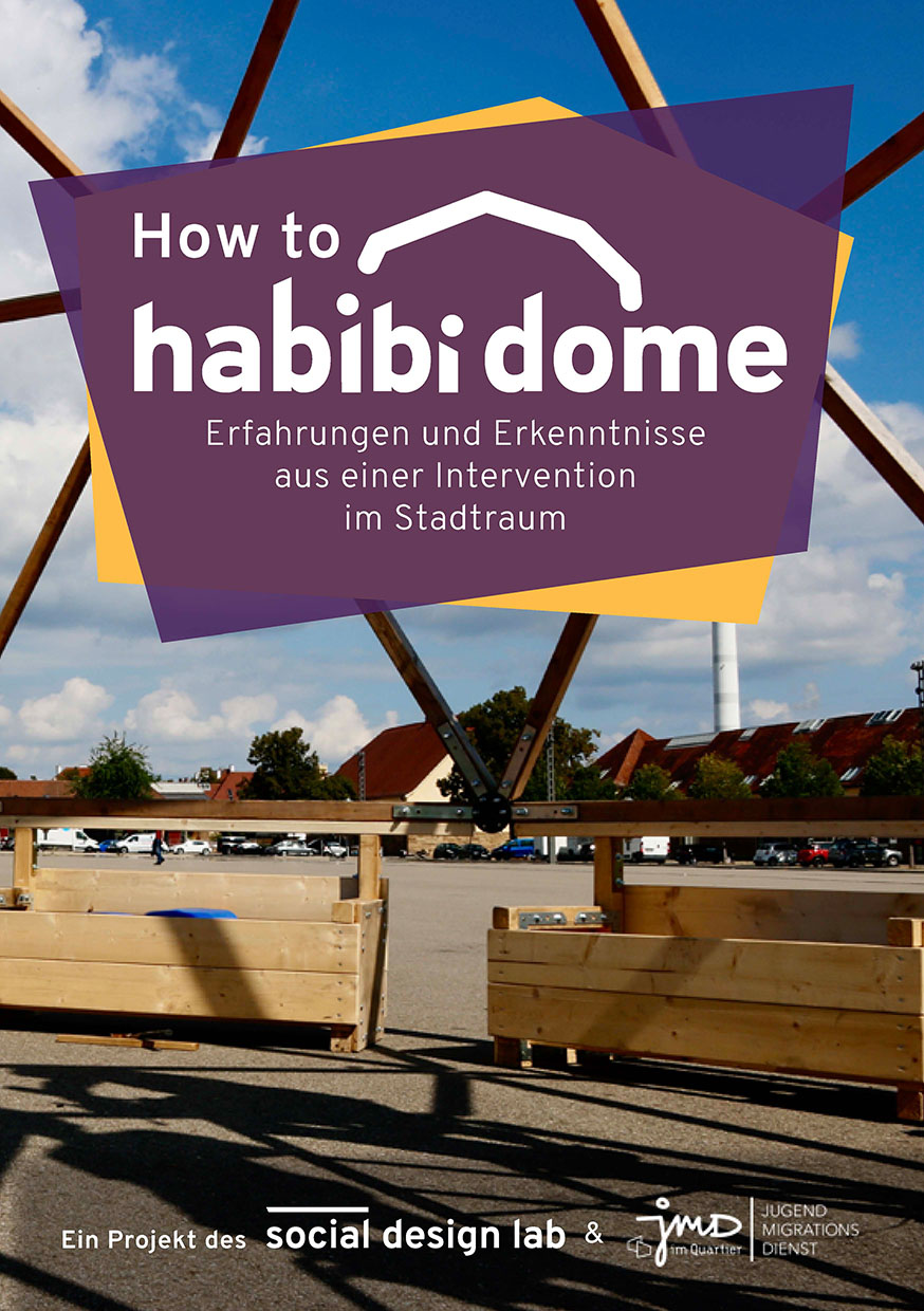Cover_How to Habibi Dome Holzkonstruktion mit Balken und Sitzbänken vor Häusern unter blauem Himmel mit Wolken, darüber ein violett-gelbes Schild mit dem Text „How to habibi dome Erfahrungen und Erkenntnisse aus einer Intervention im Stadtraum“ und darunter der Hinweis „Ein Projekt des social design lab & jmd Jugend Migrations Dienst“